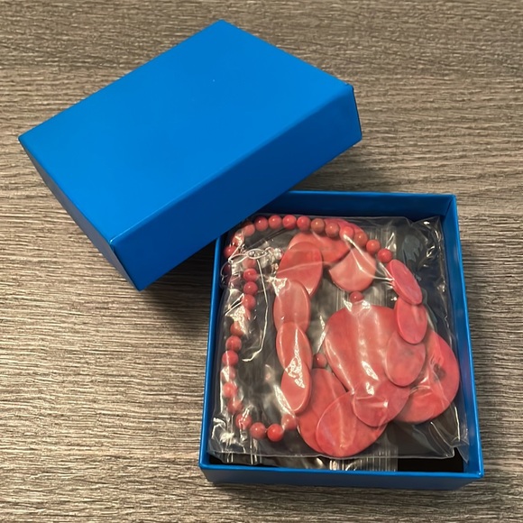 Red stone necklace. - Picture 7 of 8